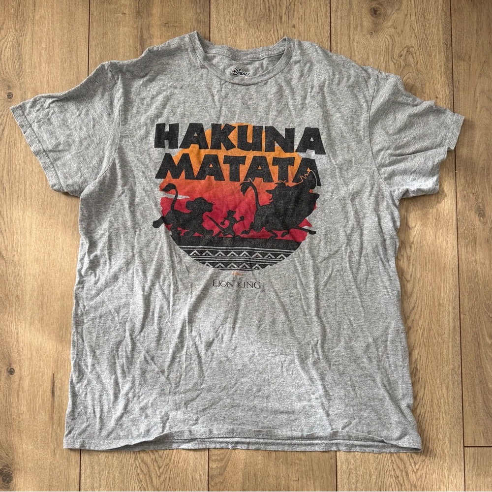Disney Gray Lion King Hakuna Matata Graphic Tee with Black and Orange Print